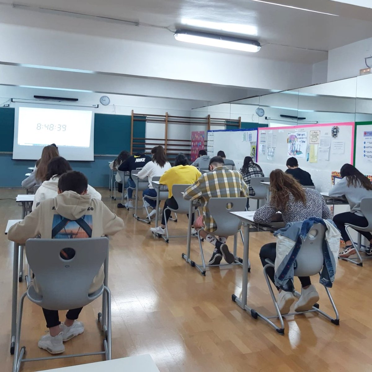FEC Vedruna Pamplona (@vedrunapamplona) on Twitter photo 🇬🇧 #ModeloExcelenciaBilingüeBEDACambridge
📷 Alumnado realizando hoy el examen de First.
Nuestro colegio está reconocido con el nivel más alto del programa <a href="/BEDAspain/">BEDAspain</a> impulsado por <a href="/ecatolicas/">Escuelas Católicas</a> y la Universidad de Cambridge <a href="/CambridgeEngSP/">Cambridge English Spain</a> siendo centro examinador. 🇬🇧 #ModeloExcelenciaBilingüeBEDACambridge
📷 Alumnado realizando hoy el examen de First.
Nuestro colegio está reconocido con el nivel más alto del programa <a href="/BEDAspain/">BEDAspain</a> impulsado por <a href="/ecatolicas/">Escuelas Católicas</a> y la Universidad de Cambridge <a href="/CambridgeEngSP/">Cambridge English Spain</a> siendo centro examinador.