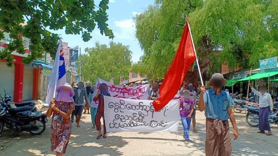 b3rry_y's tweet photo. People are marching to protest against dictatorship in Nyaung Oo, Mandalay.
#LessTalkMoreActionsASEAN
#WhatsHappeningInMyanmar
#June5Coup https://t.co/tAaLi29WyR