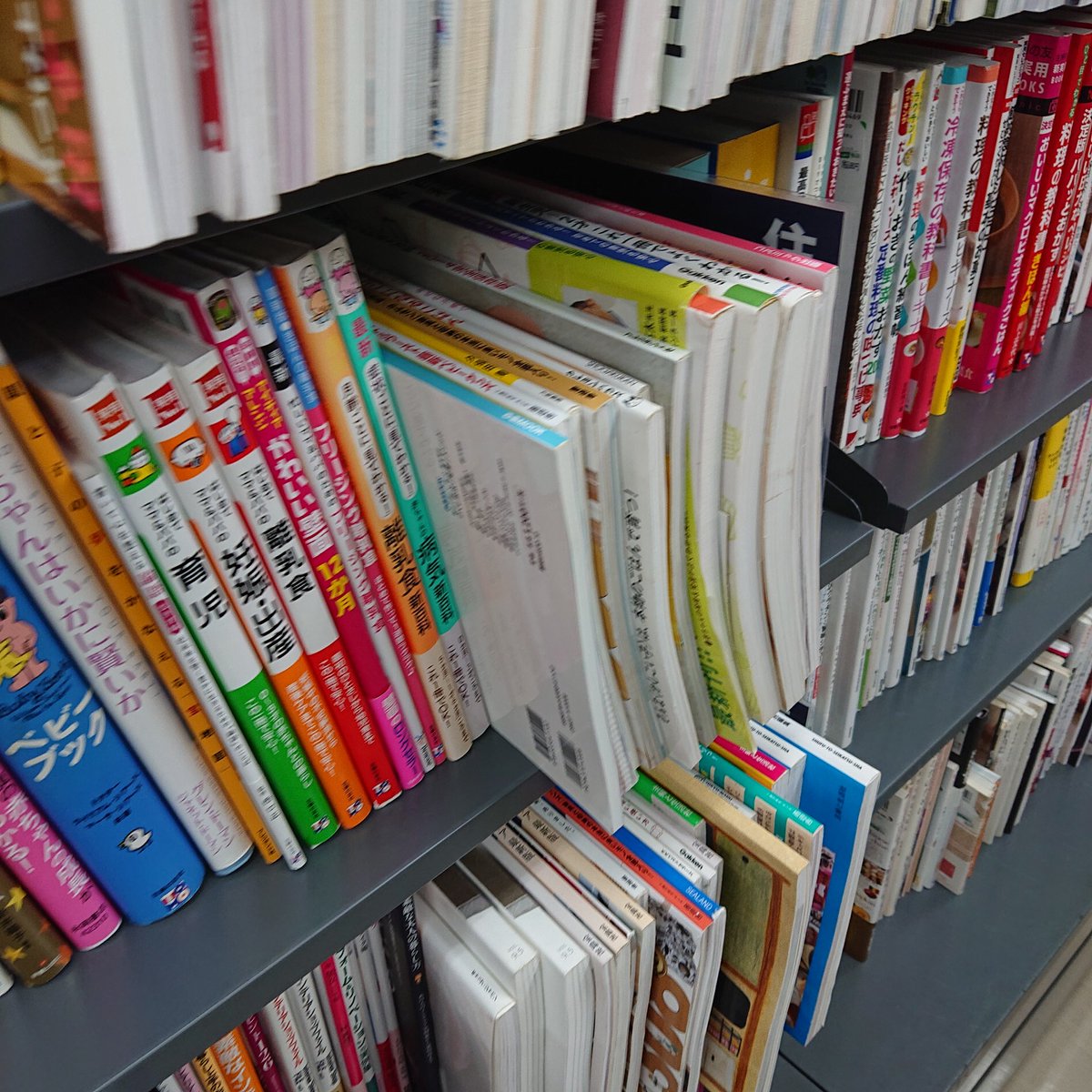 chobin_hon's tweet image. ブックオフで棚の高さが
決まっていてこんな感じに
横置きされた本を
あなたはリサーチしますか？

「いつもと違う」状態なので
面倒がってやらないせどらー
結構います

だからこそリサーチすれば
良い商品が見つかる😁

人と違う「思考」することが
差をつけるチャンスです
😊