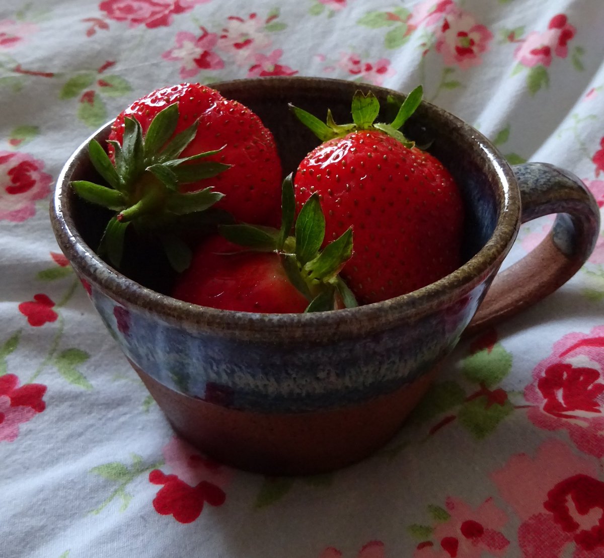 MeiLoft's tweet image. A cup of strawberries. 🍓🍓🍓

#fruitsinseason #Strawberrybreakfast #healthy