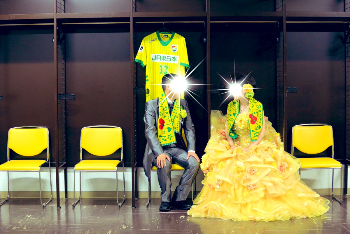 nem_jef's tweet photo. 「サッカーって何人制？」なんて聞きながら連れてこられたフクアリ。
気づけば、雨の日も風の日も通い続け、果てには一生に一度の晴れの日に、夫とジェフに永遠の愛を誓いました！笑

これからもジェフと共に💛💚❤️
#ジェフと私の30年
#想いをつなぐ https://t.co/Q5VPscY51k