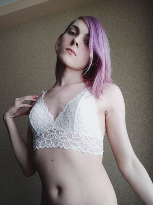 1 pic. I don't like sunbathing, I hope you like my fair skin ? https://t.co/Hk58oMgOF8