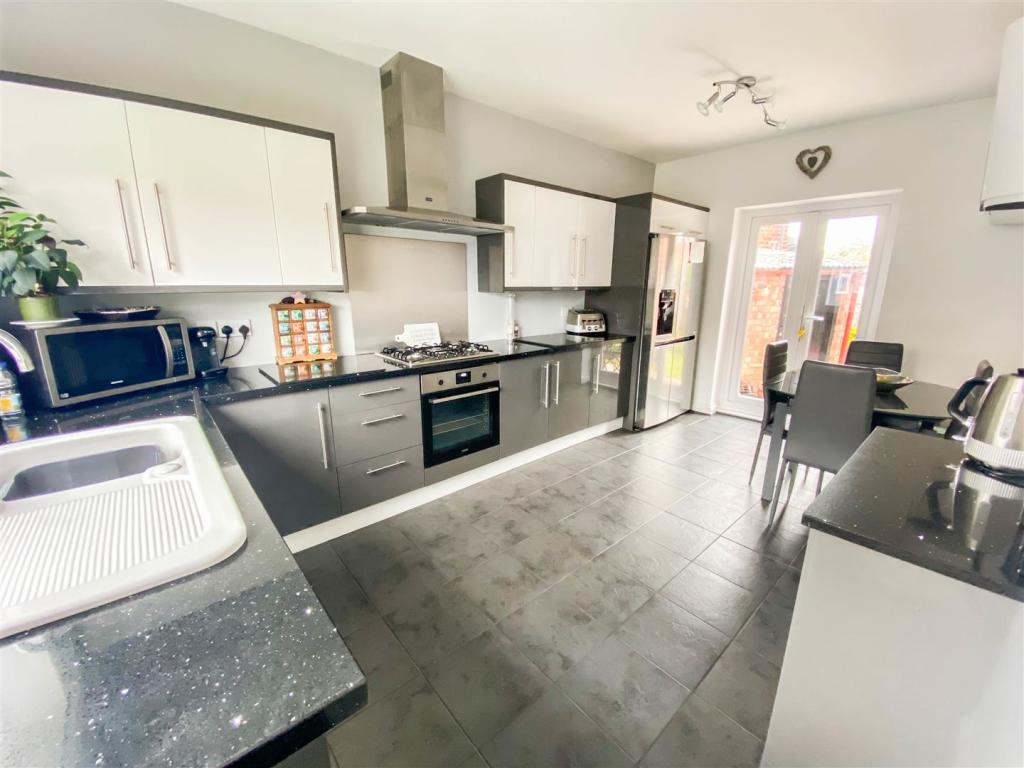 berkleyestates's tweet photo. 😍 Interior Of The Week 😍

We love this modern breakfast kitchen, with double patio doors to allow for a bright &amp; spacious feel. 

This kitchen belongs to an extended four bedroom semi-detached property.

📍 Bembridge Road
💷 £299,950 

More info: https://t.co/sYMab3eUNQ https://t.co/3DG97lhJr7