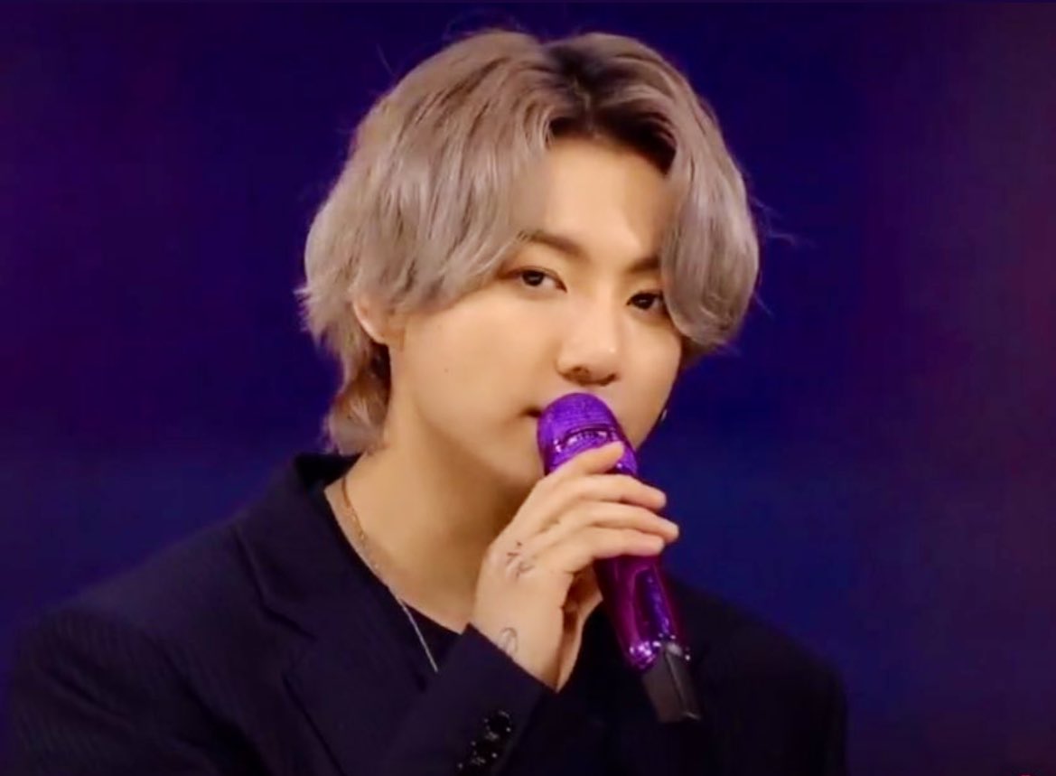 Ramuu0310's tweet photo. 私の大好きなclaquepotもグクも紫色のマイク🎤
クラポさんARMYかな…笑💜

そして、大輝君が質問に答えてくれた
ピスタチオカラーをネイルに🦜✨
クラポさんのLive行けないけど毎日ちょっとした事で幸せを得てる…♡

あぁー
クラポさんにも
大輝君にもグクにも会いたいなぁー☔️ https://t.co/jGWc0GHFnw