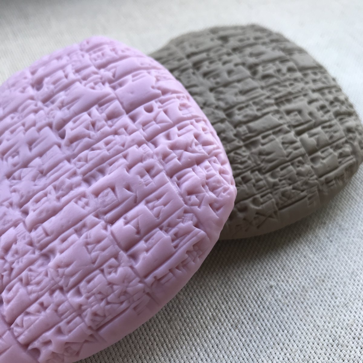TUDelft_CT's tweet photo. #TUDelft maakten 3D prints &amp; scans van een 4500 jaar oude kleitablet  @NINO_leiden met datasporen van landeigenaren. Bezoek de interactieve tentoonstelling 'Bits of You' van 5 juni 2021 t/m 9 januari 2022 @NEMOamsterdam.  #science #datascience 
https://t.co/o4HFUbmxjx https://t.co/1lKEsDPzkQ