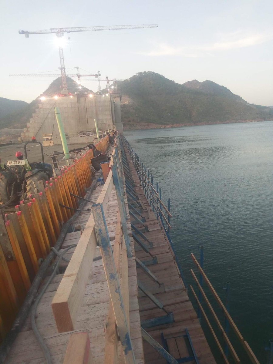 dessalegnmanaye's tweet photo. 24 ሰዓት በመሰራት ላይ!!!
#fillthe dam
#EthiopiaPrevails
#ItIsMyDam
#GERD
#Ethiopia https://t.co/bMWDrtbIDj