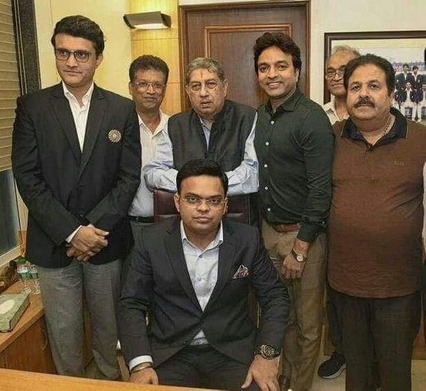 MiddleClassVotr's tweet photo. कुर्सी पर जो आदमी बैठा है, उसका क्रिकेट का अनुभव शून्य है। लेकिन फिर भी बीसीसीआई का सचिव है। सौरव गांगुली किसी परिचय के मोहताज नहीं हैं। उन्हें बीसीसीआई का अध्यक्ष बनाया गया है। अध्यक्ष खड़ा है और सचिव बैठा है। ऐसा इसलिए है क्योंकि जो सचिव है, https://t.co/WOoggUj4u1
