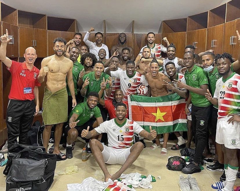 SystemFoot's tweet photo. [#WCQ🌎] Le #Suriname 🇸🇷 écrase les #Bermudes 🇧🇲 6-0 !

⚽️⚽️ #Becker 3’ 36’
⚽️⚽️⚽️ #Hasselbaink 15’ 37’ 65’
⚽️ #Pinas 74’

#SURBER https://t.co/OWjTBGt2PY