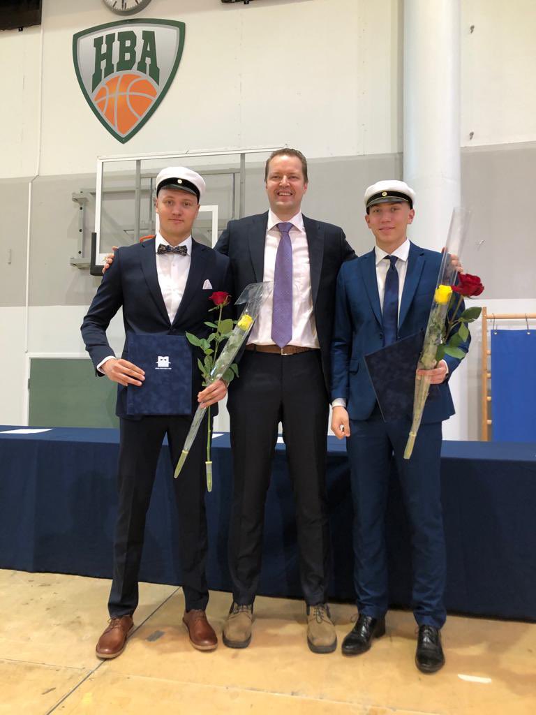 HannoMottola's tweet photo. Valmentajavuoden ylpein hetki kun pääsee juhlistamaan @hba_marsky ylioppilaita! Onnittelut @ESajantila ja @Sebulindberg 🌹 https://t.co/do7EVVmG0Q