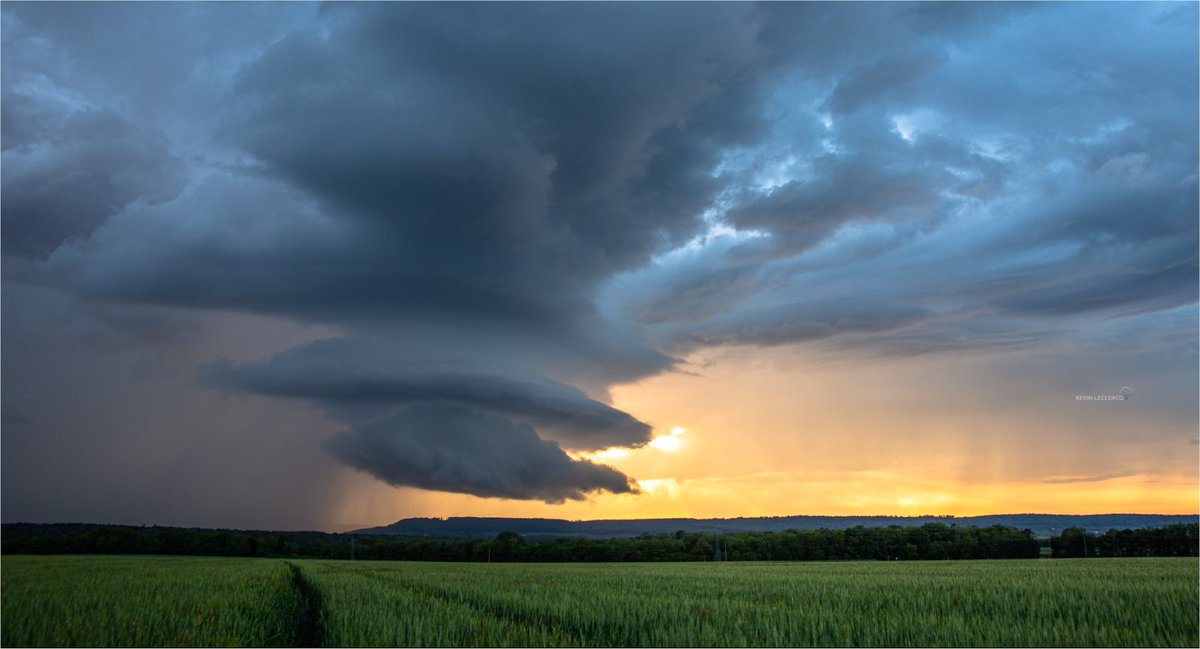 Plusieurs structures supercellulaires ont transité hier sur le Grand Est. Ici un moteur droit en #Lorraine près de Neufchâteau dans les #Vosges au coucher du soleil. Photo de @EatMyStorm 