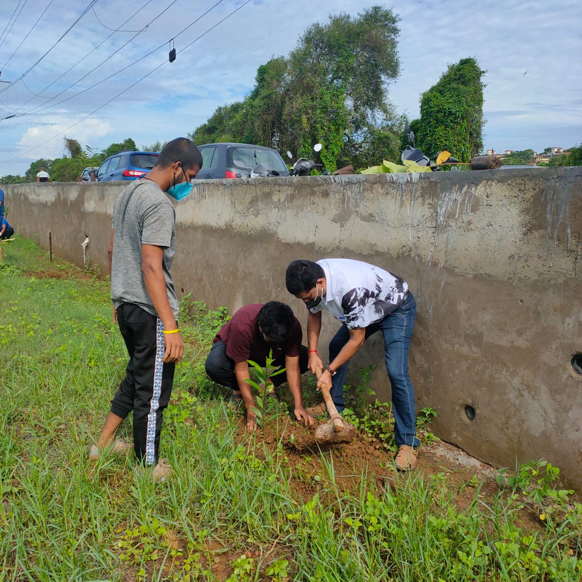 AmarnathAldona's tweet photo. Today Participated in tree plantation event along with @ashwin_AD & others which was organised by Youngsters of Aldona Constituency on the occasion of World Environment Day. We are committed to protect the Identity of #Goa. #LetsSaveEnvironment
@INCGoa @girishgoa @digambarkamat https://t.co/bfvdctIV8O