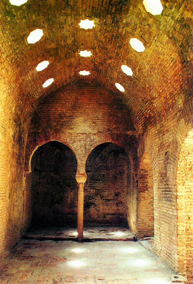 Sala de reposo iluminada por lucernarios en el 'hamman' (baño público) de El Bañuelo (Granada). La urbanización del agua en las ciudades musulmanas, es uno de los aspectos que recoge 'El enigma del agua en Al-Andalus', #Lunwerg #art
