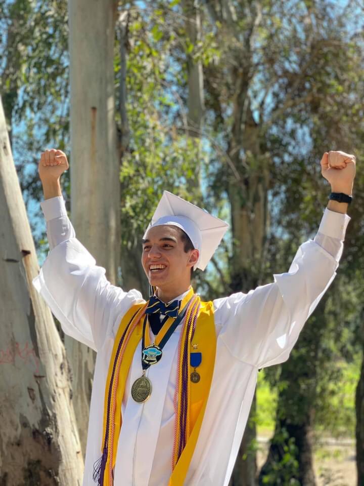 GabrielDMantoan's tweet photo. Finally did it 
#Classof2021 #Valedictorian #ECHS https://t.co/8cF3hi5q37