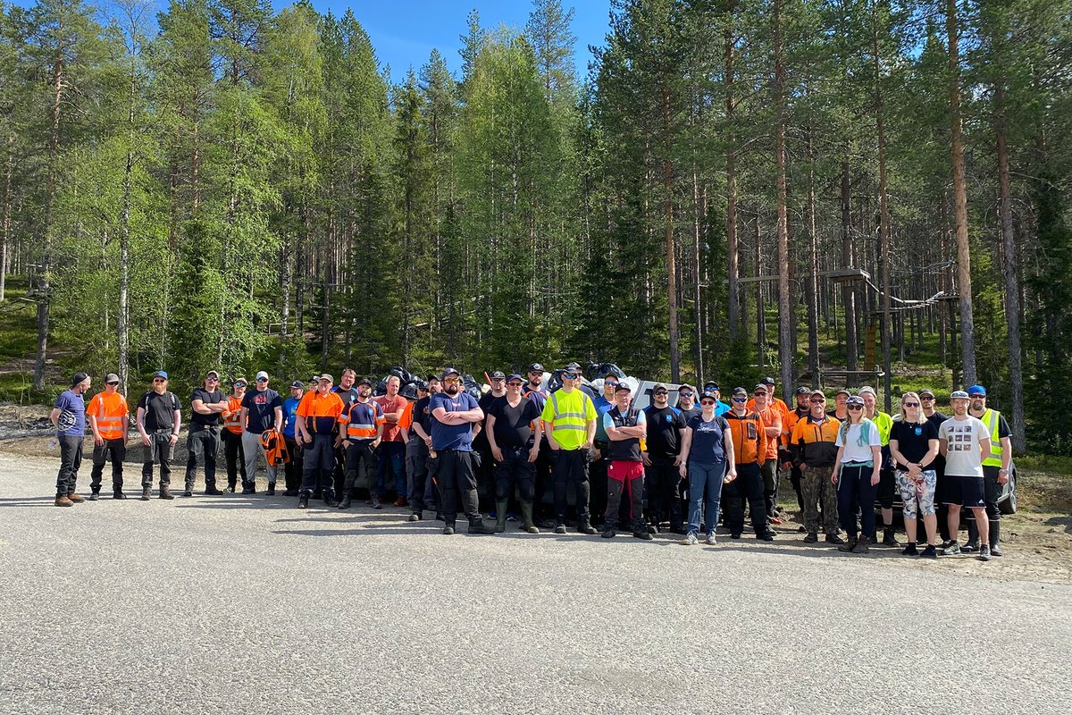 LeviSkiResort's tweet photo. Hyvää maailman ympäristöpäivää!🌱
Eilen Levi Ski Resortin työntekijät viettivät siivouspäivää ja keräsivät tunturista talven aikana kertyneitä roskia. Roskia kerättiin täysi roskalavallinen sekä useampi jätesäkillinen pulloja ja tölkkejä.
#leviski #sustainablelevi #levilapland https://t.co/ZH8BRcMSXN
