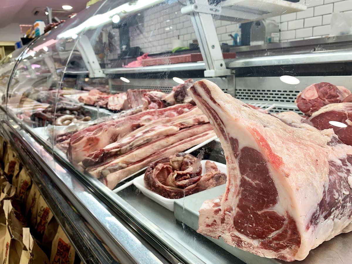 Bcnsingular's tweet photo. El Nestor Rosatti i el Nahuel Manzo ('vedella', en italià) han obert al #Poblesec Carnival Meat Lab, una carnisseria que, també sota la marca Asados Barcelona, ofereix els millors talls argentins del barri, 'chorizos', hamburgueses, 'milaneses'... i Fernet! (Olivera 37) https://t.co/L0GqzDYdCx