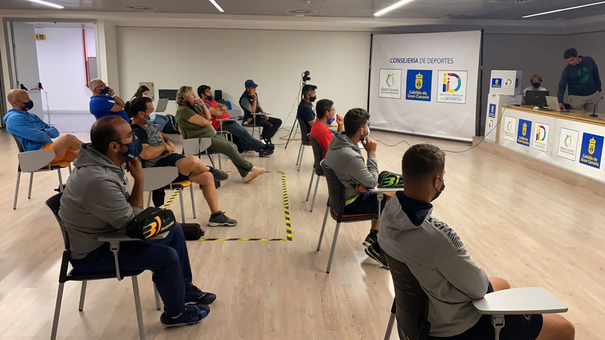 🗣El seleccionador nacional de Menores, José Luis Gutiérrez 'Guti', ofreció ayer la charla 'Escuelas y entrenamientos de menores', dirigida a técnicos/as de las Islas Canarias. 

🟥El acto, organizado por la <a href="/fedcan_padel/">Federación Canaria de Pádel</a>, tuvo lugar en el Gran Canaria Arena. 

 #FEP #padel
