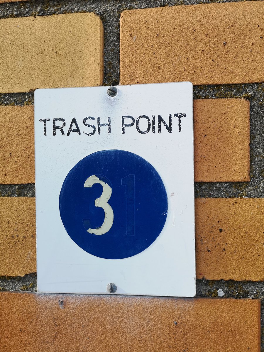 GregorEngels's tweet photo. @thf100 @zossener48 @berlinfluencer Leider gibt es diese tolle, einzigartige Beschilderung nicht mehr auf dem #TempelhoferFeld #thfbleibt #trashpoint https://t.co/M14HWcgcrO