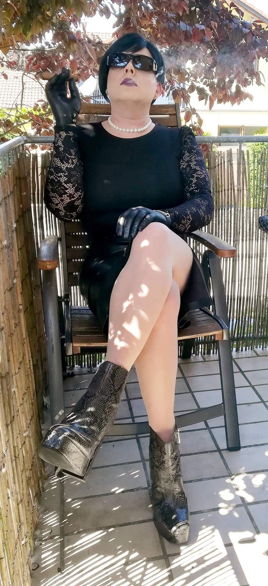 cassy_doll's tweet photo. A little leg show 😁#tranny #transgender #crossdresser #leathergloves #tgurl #tgirl #dragqueen #drag #fishydrag #fashion #ootd https://t.co/U7a4LrcDrH