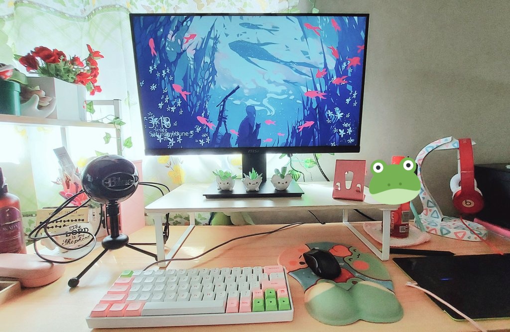 Still working on the cable management but lookie at the new cozy setup!

Wallpaper @NanoMortis_ 
Froggie mousepad @cafhune 