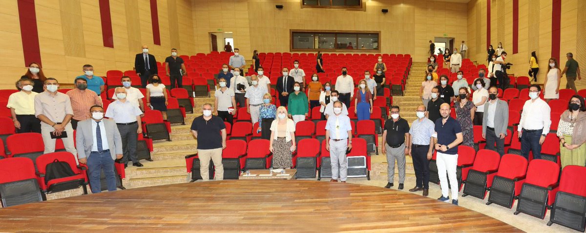 Bilime verdiğimiz önemin göstergesi olarak üniversitemizde ilk geniş katılımlı toplantıyı Bilimsel Araştırma Projeleri konusunda yaptık, dekan ve müdürlerimizle bir araya geldik. Ana mesajım ürüne dönüşen ve toplumun hizmetine sunulabilen projelere öncelik verileceği oldu.