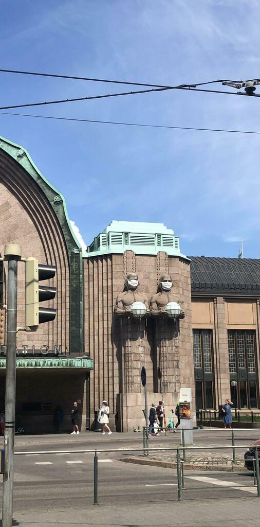 Helsinki’s central railway station’s statues have masks on https://t.co/CVpqXLQxpC