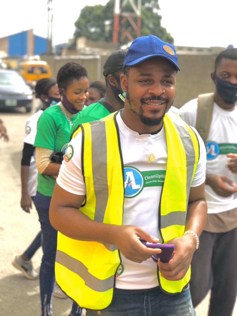 futuresaversng's tweet photo. The #FSDI team turned up during the #Lagoscleanup @Sabo-Yaba market this morning. New members joined and old members reconnected. Its #WorldEnvironmentDay https://t.co/nPT77NhGJP
