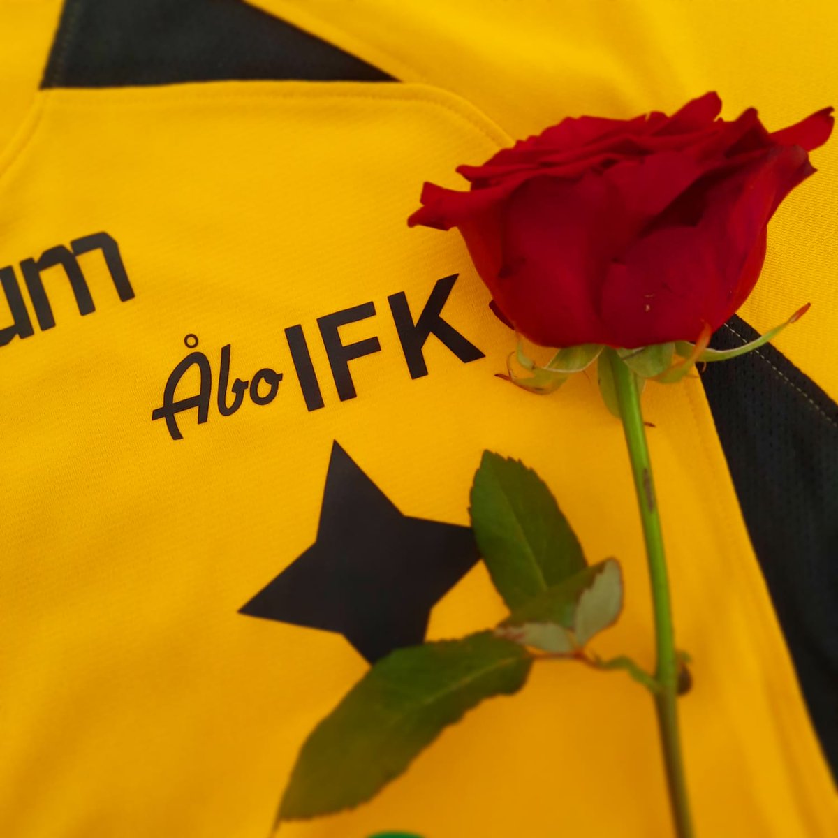 💛🖤 Onnea kaikille valmistuneille, uusille ylioppilaille ja koulunsa päättäville 🌹

Hauskaa futiskesää, nähdään kentällä ☀️🌧⚽️ 

#nöyrästieteenpäin #pojatpelaa