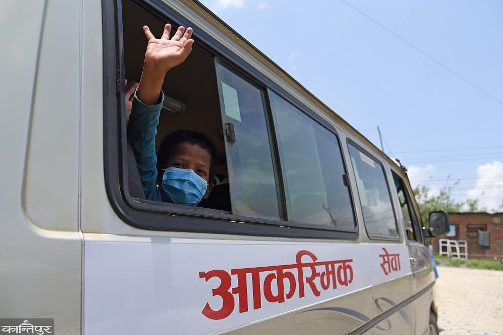 The little warriors going back to home. 
#covidwarriors #covidwinners #childrens #bravechildren #bravary #motivated #emotion #happyface #coronatime #jounalism #photojournalism #photojournalist #nepal #ayurvedichospital #kirtipur #iamnikon #nikond750