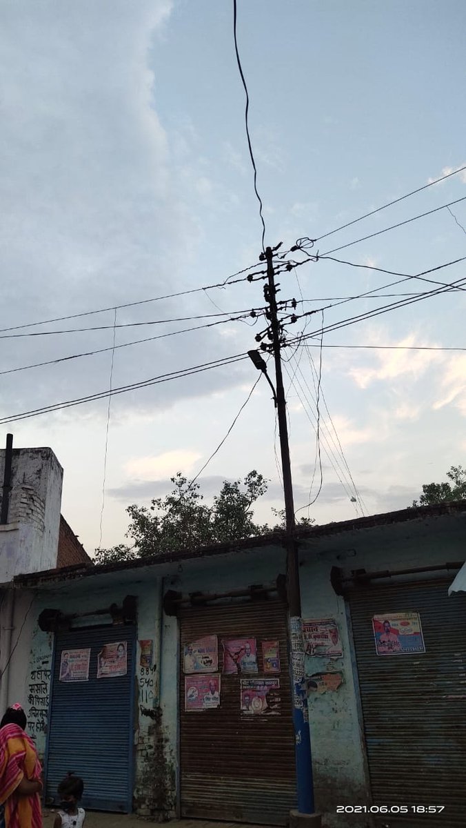TvJantej's tweet photo. कानपुर देहात- जनपद के सरवनखेड़ा ब्लाक के गांव रायपुर में बिजली आपूर्ति से परेशान है लोग,40 वर्षो से नही बदले गए है विधुत तार,आये दिन रहती है बिजली की समस्या,बिजली के तारो की जल्द बदलने की ग्रामीण कर रहे है मांग@ptshrikant @dvvnlccc @cmup @DMKanpurDehat @CdoKanpurDehat https://t.co/TbJLQJXkXr