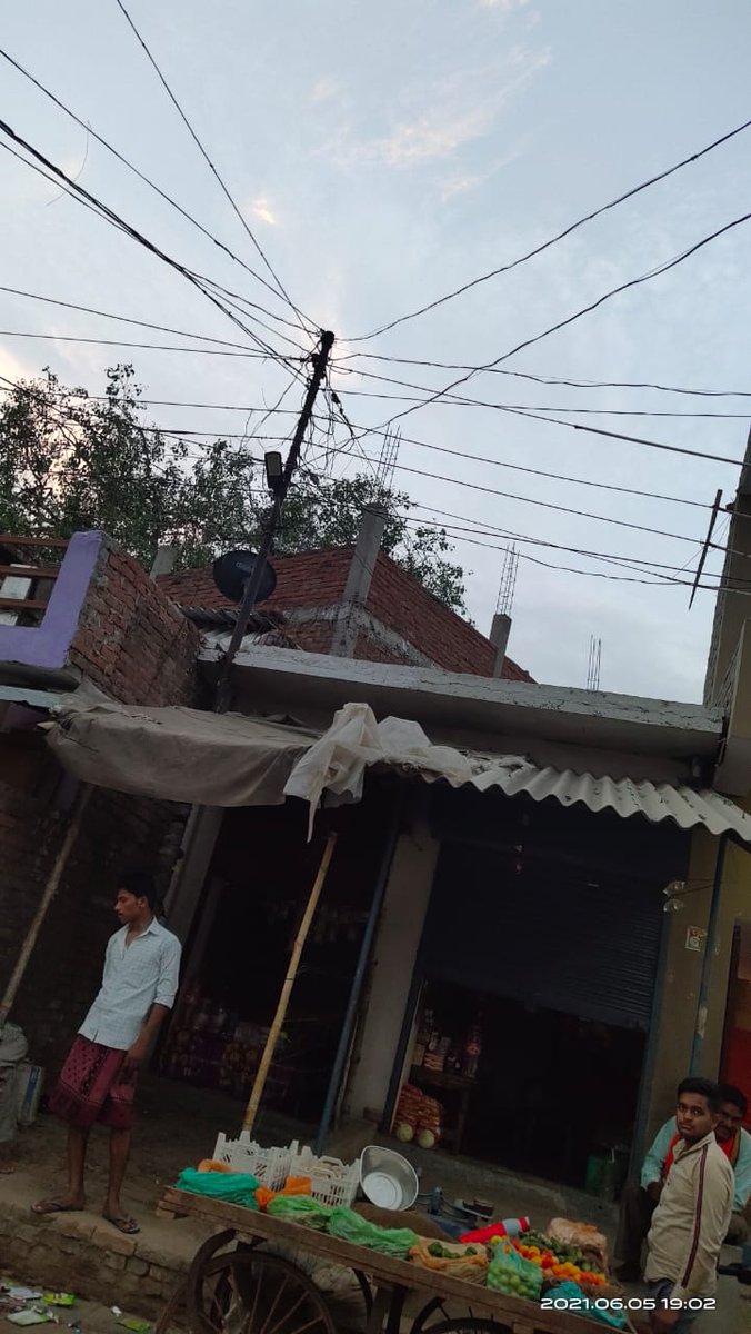 TvJantej's tweet photo. कानपुर देहात- जनपद के सरवनखेड़ा ब्लाक के गांव रायपुर में बिजली आपूर्ति से परेशान है लोग,40 वर्षो से नही बदले गए है विधुत तार,आये दिन रहती है बिजली की समस्या,बिजली के तारो की जल्द बदलने की ग्रामीण कर रहे है मांग@ptshrikant @dvvnlccc @cmup @DMKanpurDehat @CdoKanpurDehat https://t.co/TbJLQJXkXr
