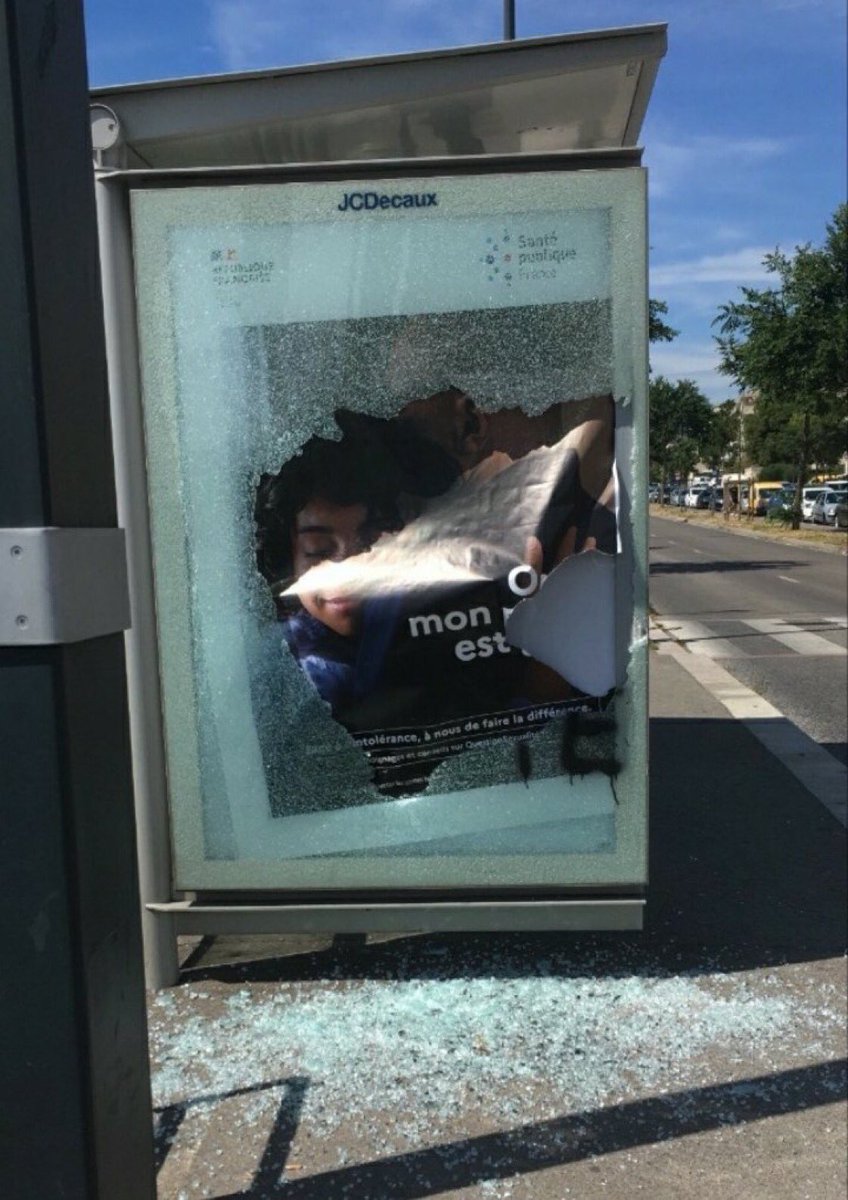 Affiches contre les discriminations LGBTphobes, récapitulons : après les réactions de haine 1/3