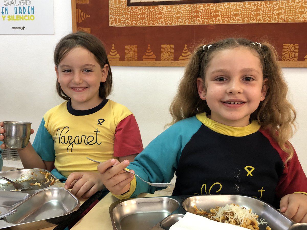 Csdomingo's tweet photo. ¡Qué buena la comida de la #FiestaDePijamas! Con los amigos la comida sabe mejor. 💙#DisfrutandoDeBuenaCompañía #FriendsLovers #AlumnosMolones #AsíEsNazaret https://t.co/V5dLqBvOHk