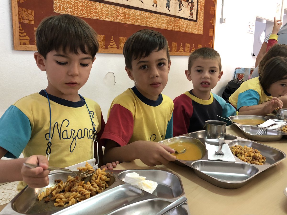 Csdomingo's tweet photo. ¡Qué buena la comida de la #FiestaDePijamas! Con los amigos la comida sabe mejor. 💙#DisfrutandoDeBuenaCompañía #FriendsLovers #AlumnosMolones #AsíEsNazaret https://t.co/V5dLqBvOHk