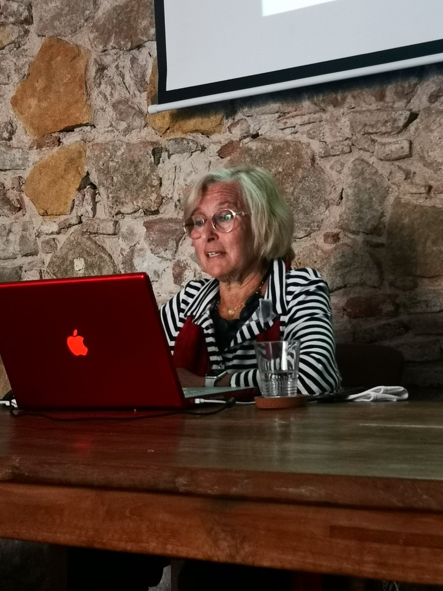 npini's tweet photo. Avui hem conegut la @DorySontheimer! Ningú millor que ella per explicar la història de #LaFàbricaLehmann i, amb ella, bona part de la història del segle XX.
Amb #LesSetCaixes ha reconstruït la dramàtica història de la seva família jueva, víctima del nazisme.
Emoció i agraïment 💜 https://t.co/l5ktN3eCiJ