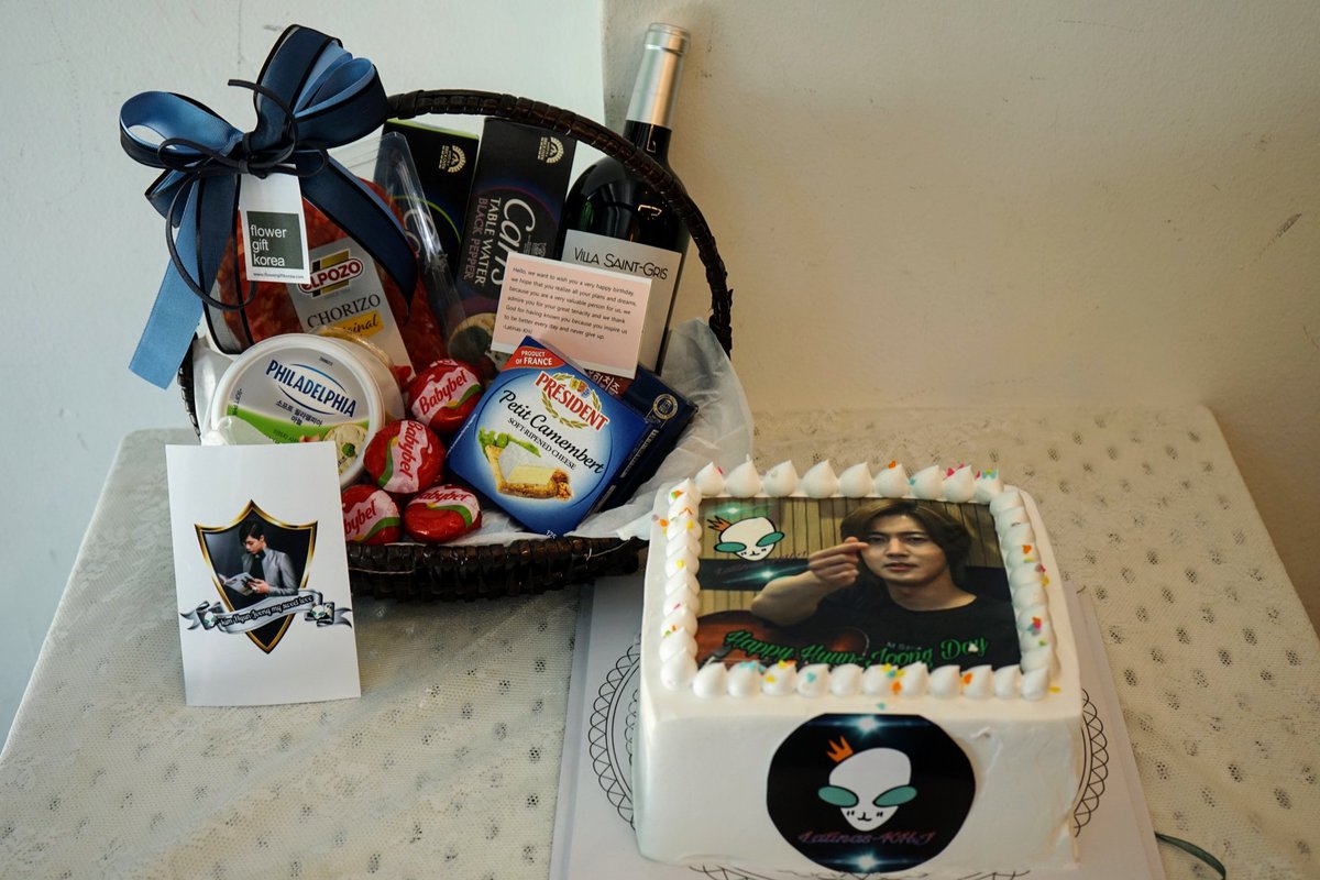 MaiieV's tweet photo. Happy Hyun-Joong day!!!
We sent this beautiful and delicious cake to @khj_heneciatwt , our favorite person in the world! 
Thank you @flowergiftkorea never disappointed us!!!
#LatinasKHJ 
#KimHyunJoongMySweetLove https://t.co/mw8TL02asM