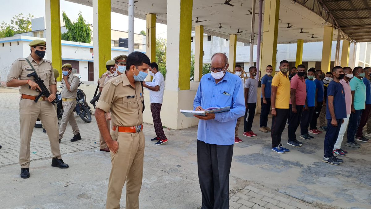moradabadpolice's tweet photo. वरिष्ठ पुलिस अधीक्षक @moradabadpolice द्वारा रिजर्व पुलिस लाइन का भ्रमण कर निर्माणाधीन बेडमिंण्टन कोर्ट का निरीक्षण किया गया तथा प्रारम्भिक प्रशिक्षण प्राप्त कर रहे रिक्रूट आरक्षीगण व सम्बन्धित को आवश्यक दिशा-निर्देश दिये गये। @Uppolice @dgpup @adgzonebareilly @digmoradabad https://t.co/TEq9V560FB