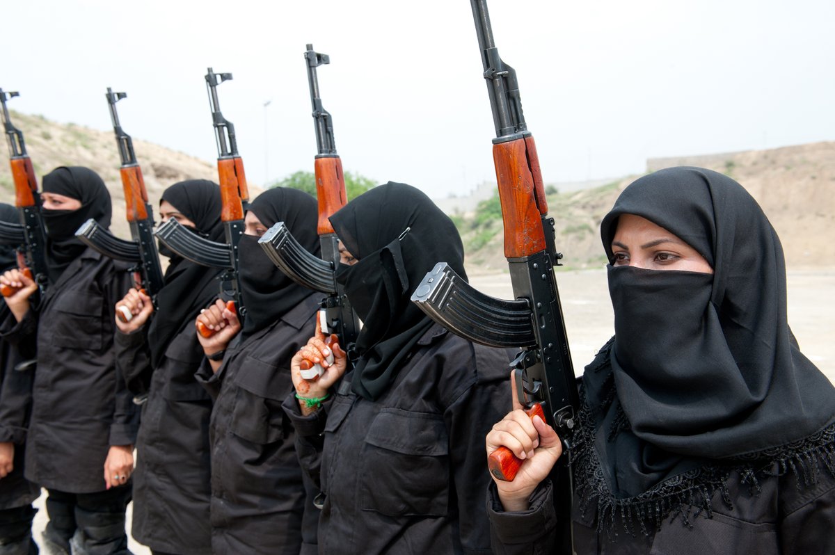 Первая террористическая организация. Коммандос Талибан Афганистане. Мусульманка с оружием.