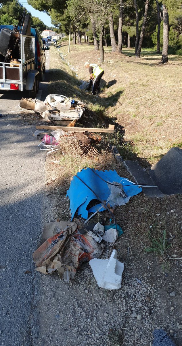 La route de la déchetterie de Rognac, une catastrophe écologique! Pour la journée de l'environnement, 30 bénévoles, 3 élus de Rognac, 2 assos et un collectif pour 85m3 de déchets ramassés + 1.2kms de route nettoyés 🙏.Merci à toutes et tous! 👏