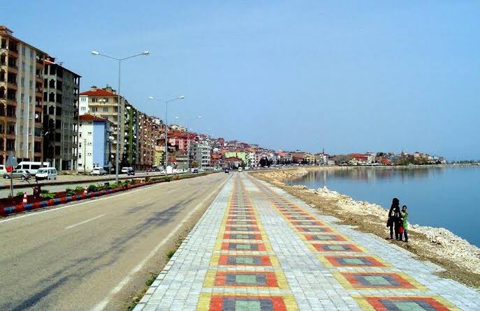 Eğirdir sahilde yürürken kafanı kaldırıp, bu evlerde kim oturuyor deme sezonu açılmıştır