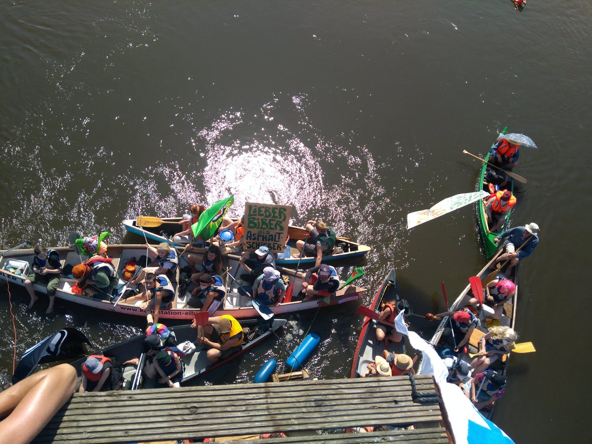 Am Seil, zu Wasser und zu Land. Das ist bunter Widerstand!
Soligrüße vom Floß an die Menschen auf und an der Brücke.
#a14entern
#keinea14