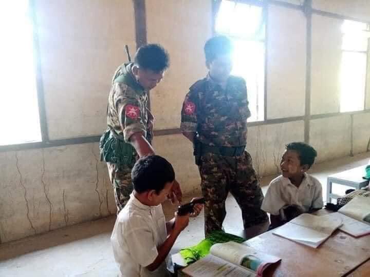 Snoopy15754116's tweet photo. This is a very dangerous act in Myanmar now. Military Junta’s puppets enter the classroom with full weapons and allow children to touch and try these weapons. CHILDREN shouldn’t know this and it’s really bad for their personal development 
#WhatsHappeningInMyanmar @UNICEF https://t.co/dsawuwuaXJ
