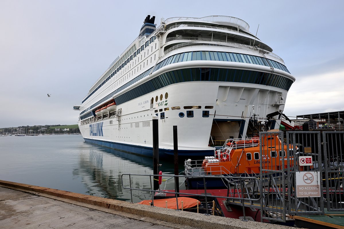 The huge '90s cruise ship, Siljac Europa, which has been hired to accommodate many of the 6,500 officers who will be policing the #G7summit in Cornwall, arrived in Falmouth early this morning. cornwalllive.com/whats-on/whats… <a href="/CornwallLive/">Cornwall Live</a> #G7