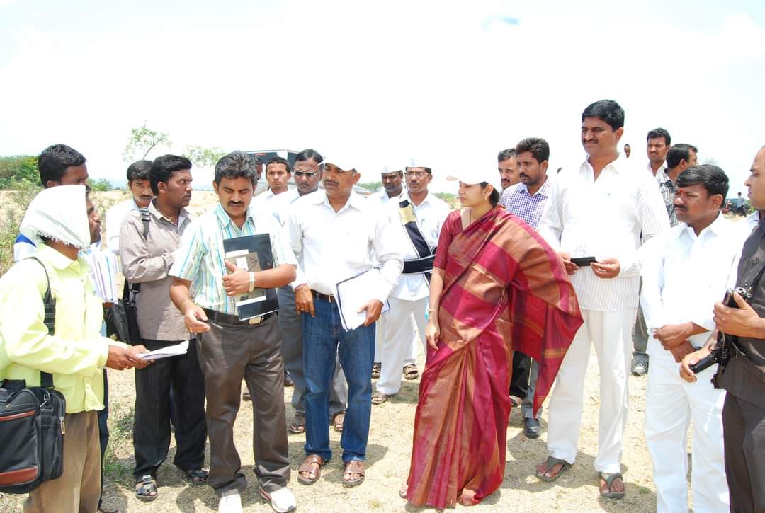 SNaveengoud2's tweet photo. 9 సంవత్సరాల క్రితం ఉమ్మడి కరీంనగర్ జిల్లా కలెక్టర్ గా ఉన్నపుడు మేడం సిరిసిల్ల మండలంలోని సారంపల్లి గ్రామంలో జరుగుతున్న ఉపాధి హామీ పనులను పరిశీలిస్తున్న @SmitaSabharwal మేడం గారు..
@TelanganaCMO
File Pic
#9YearsBack https://t.co/fNNsVBb05G