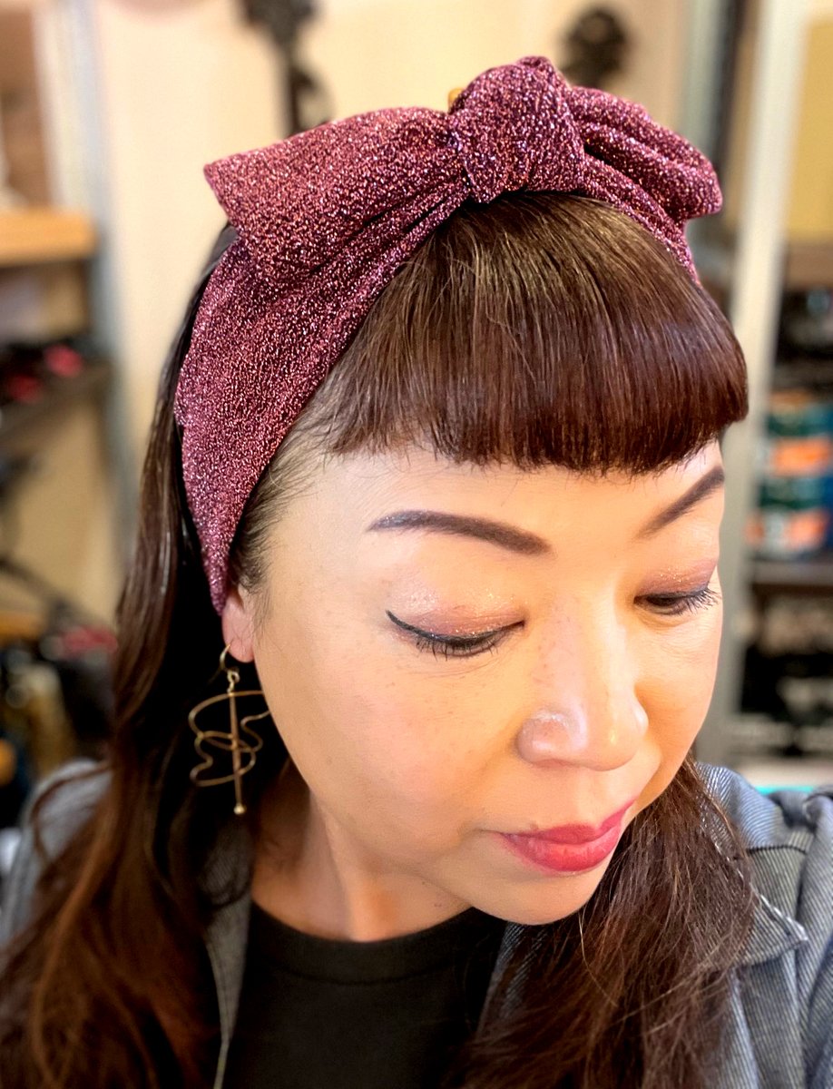 Akko_Motoyoshi's tweet photo. 「Sweet Rockin'」新作の1960年代スタイル・グリッターリボンヘアーバンド/Glitter ribbon ウェブショップにUPしました♪　https://t.co/O6EbTCb71O @Akko_Motoyoshi #GOODROCKIN #1960s #vintagestyle #リボン #ribbon #rockabilly https://t.co/mSGi4V7Ocz
