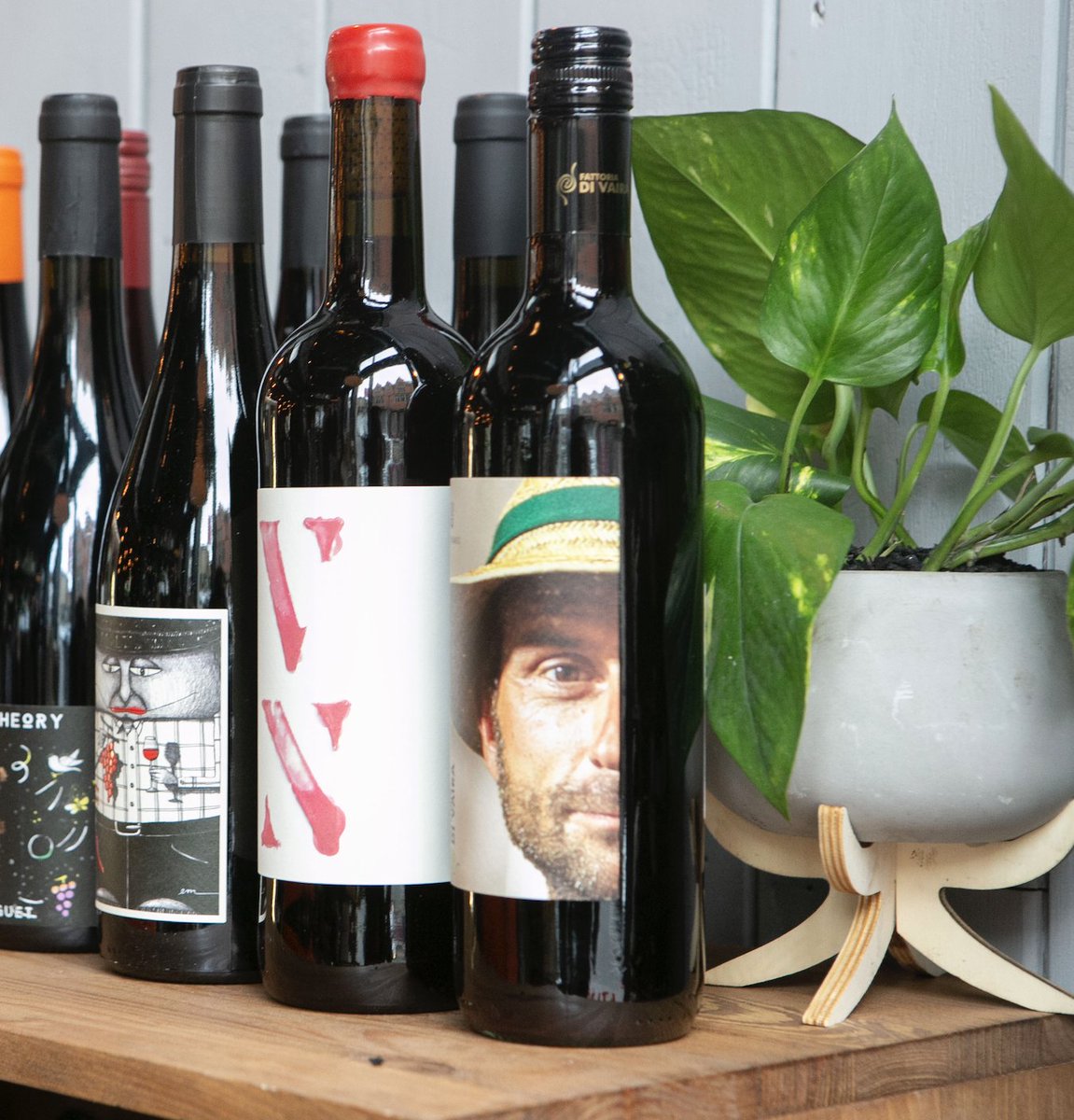 SolitaFoodHall's tweet photo. Enjoy a relaxing sip in the heart of #Harrogate with our vast array of #NaturalWines🍷

Perfect for a tipple with friends or to be enjoyed alongside your #SolitaFoodhall meal, come and join us to sample our selection😍

Book your table here👉 https://t.co/0ZFf6pAeSR https://t.co/HNUkCmHCRC