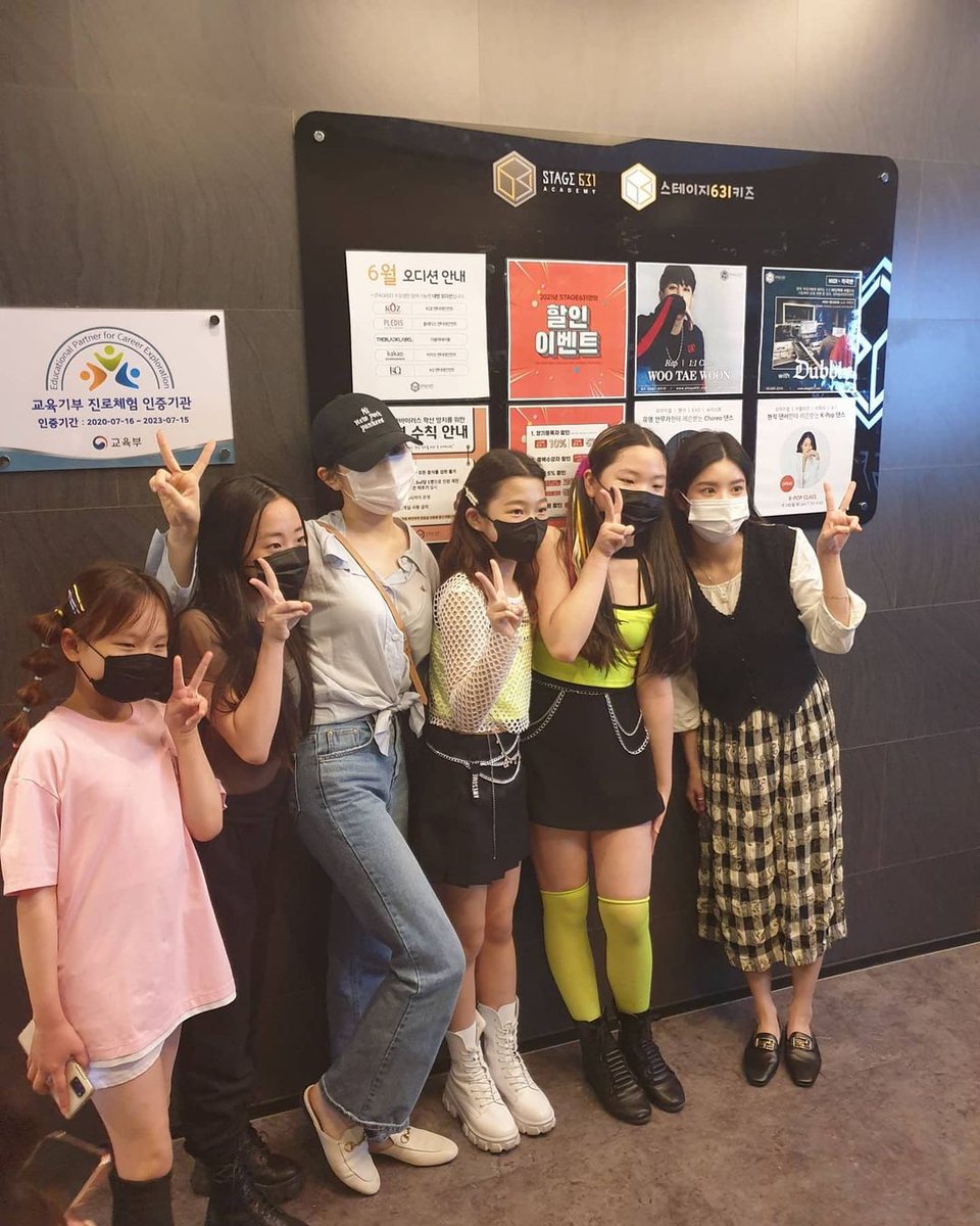 LEECHAEYEON_TH's tweet photo. [IG] 210605 stage631 : #IZONE ❗❗❗❗
ลูกศิษย์ของคุณครู #แพยุนจอง
คุณ #ควอนอึนบี และ #ลีแชยอน 👀
มาเยี่ยมและให้กำลังใจเด็ก ๆ นักเรียนที่ #stage631

ขอบคุณนะ 👏👏👏👏

🔗 https://t.co/HgQw0Rlo0o
#이채연 #LEECHAEYEON https://t.co/64jZQ8KrTV