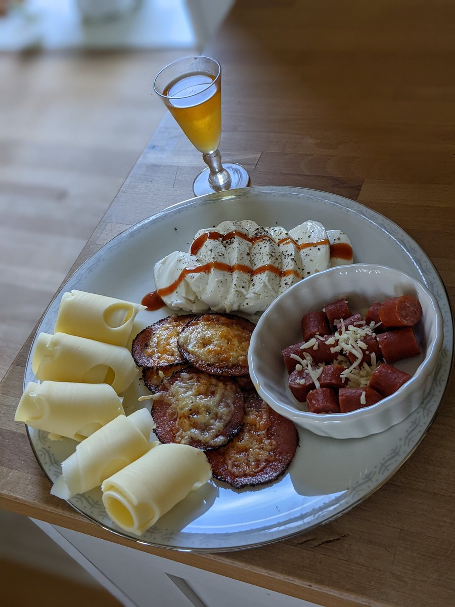 Idag serveras det snackbricka á la Måns. Salami och ostchips tillsammans med ölkorv och grevé samt skivad mozzarella med Sriracha. Serveras till fördel med lite iskall punsch.