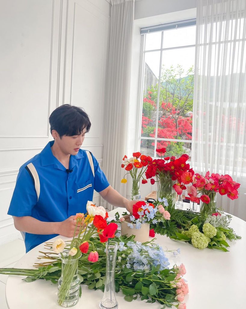 seonhuniverse's tweet photo. [KIMSDATAGRAM] #PreferredPictures 

Clumsy and yet looked more attractive, actor Seonho’s flower arranging scene 💐
-
#KimSeonHo #Kimsda #WKorea #June #WCamDate #Flower #Scene #Behind #Everyone #Have #AFunWeekend #🥰 https://t.co/PiciRU339E