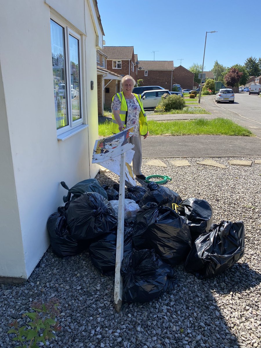 Brilliant to get the #Westlea Church Litter Picking Group out again after a 15 month hiatus. Although I’m nominally the leader this is Moya, our salt of the earth community champion who does all the hard work really. <a href="/KeepSwindonTidy/">KeepSwindonTidy</a> <a href="/KeepBritainTidy/">Keep Britain Tidy</a> #GreatBritishSpringClean 👏