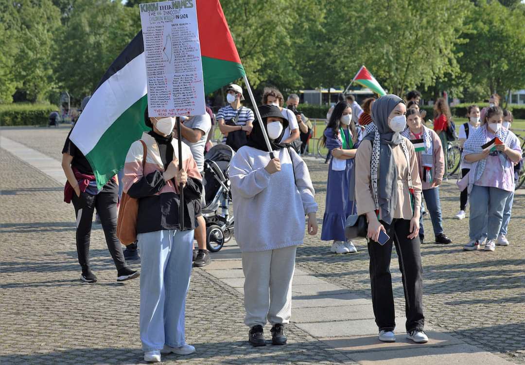 Activists hold a vigil outside the premises of the German Parliament in Berlin in protest of Israel's killing of over 35 Palestinian children during the recent aggression on #Gaza.

#FreePalastine